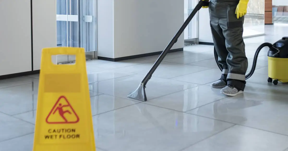 Condominium cleaning in the Algarve of common areas, elevators and technical areas contributes to the well-being and preservation of the property.