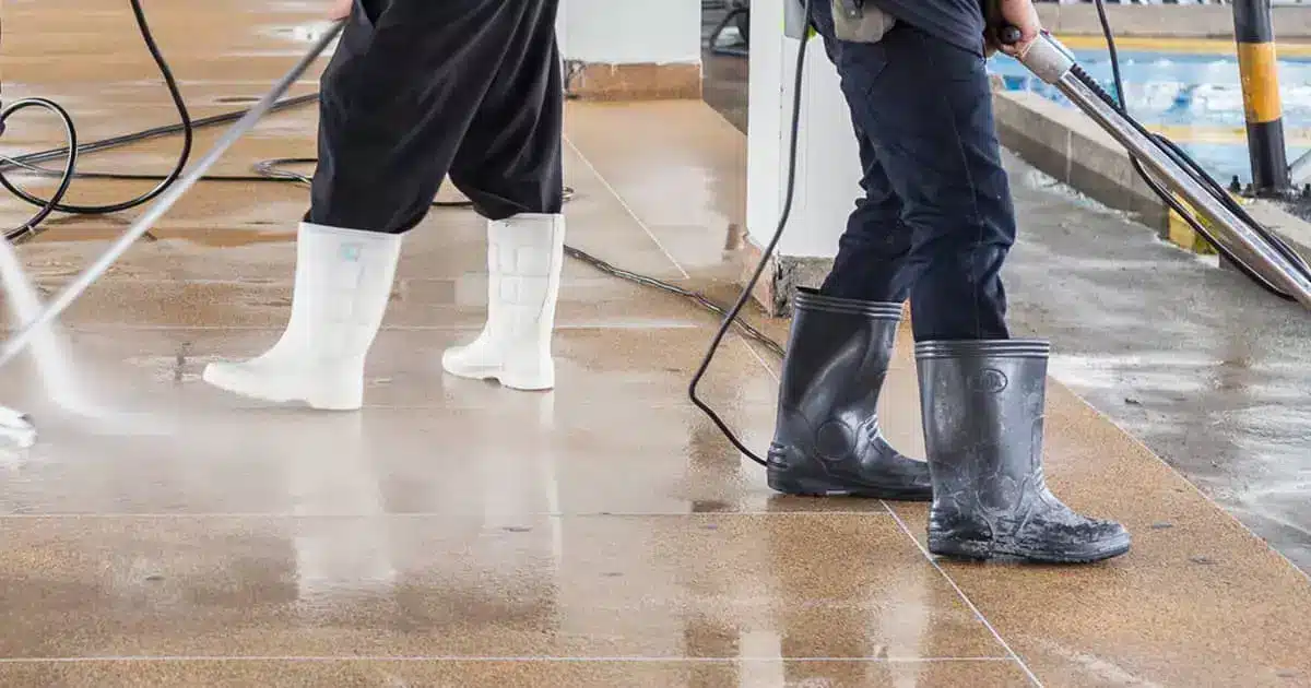 Limpeza Pós-obra no Algarve para remover a sujidade mais dura e o excedente de pó. Protegemos os materiais e preparamos o seu espaço para o seu regresso.